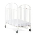 Lit de bébé pliant compact Pinnacle®, cadre en acier robuste, rangement compact, matelas en mousse et roulettes inclus, blanc